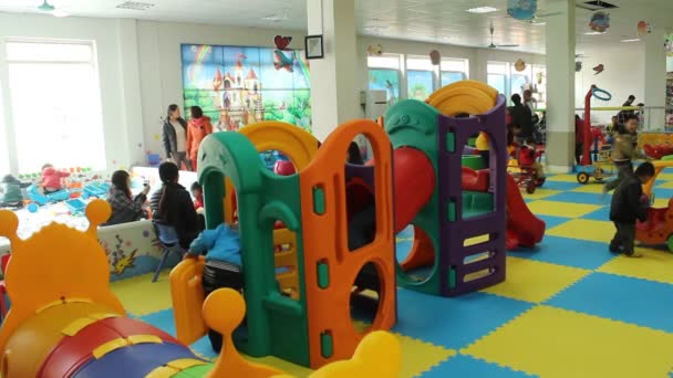 Niños en la zona de juegos — Vídeos de Stock